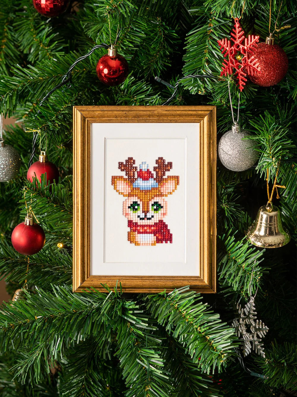 Get into the holiday spirit! This fun and festive set features all the classics of the season, including Santa, Snowmen, and brightly wrapped presents. 